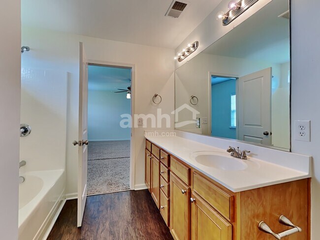 Building Photo - 407 Pine Hill Ln