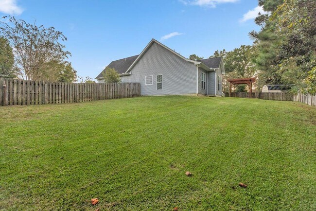 Building Photo - Great location between Wilmington and Jack...