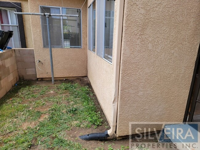 Building Photo - Unique 2 Bedroom Unit Available Now!
