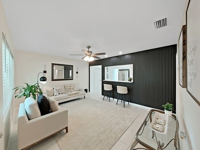 Building Photo - 4610 W Bay Villa Ave