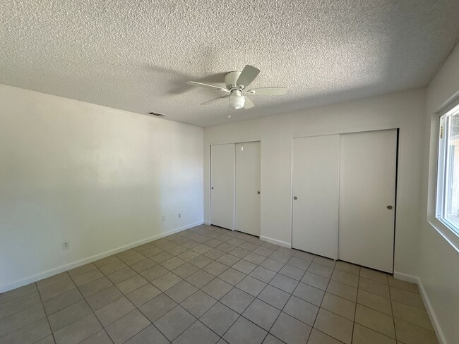Building Photo - 3bd/2ba Duplex! - Hemet, CA