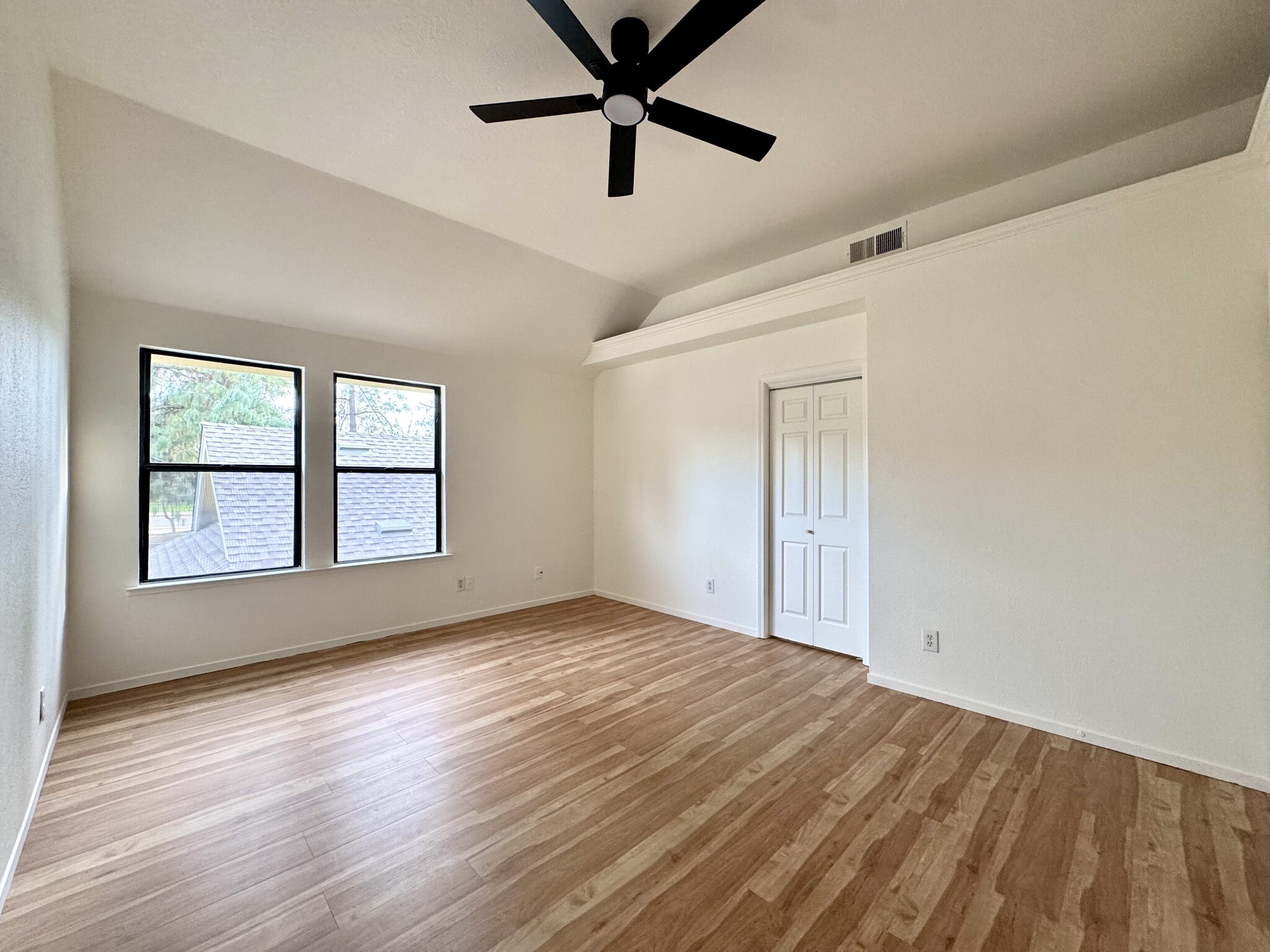 Master bedroom - 983 E Foxhill Dr