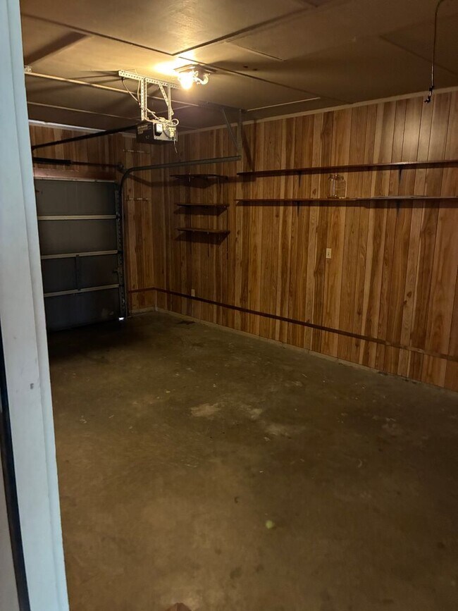 Building Photo - River Oaks Commons Condo 2 bedroom Plus Office and Garage