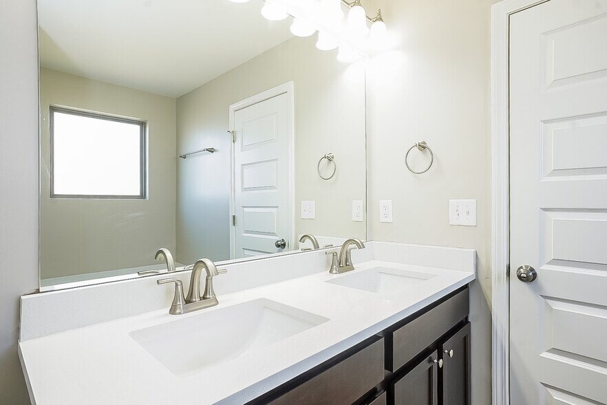 Building Photo - 8581 Braylen Manor Dr