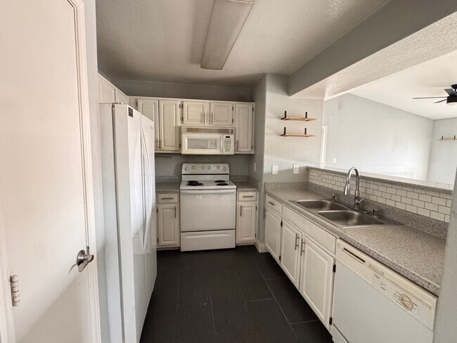 Building Photo - 2nd Floor 2 Bedroom Condo in Gated Community