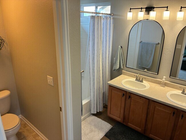 Building Photo - Beautiful 3-Bedroom, 3-Bathroom 2-Story Ho...