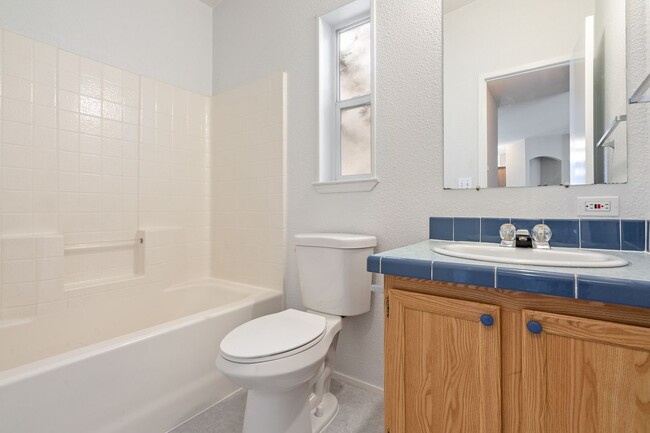Building Photo - 3BR House Available in Pleasant Valley