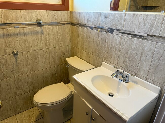 Building Photo - 7535 N Rockwell St