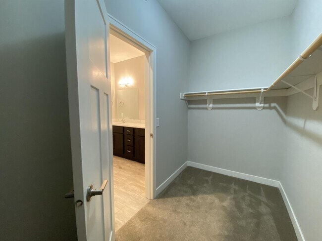 Building Photo - 686 Stone Haven Dr NE
