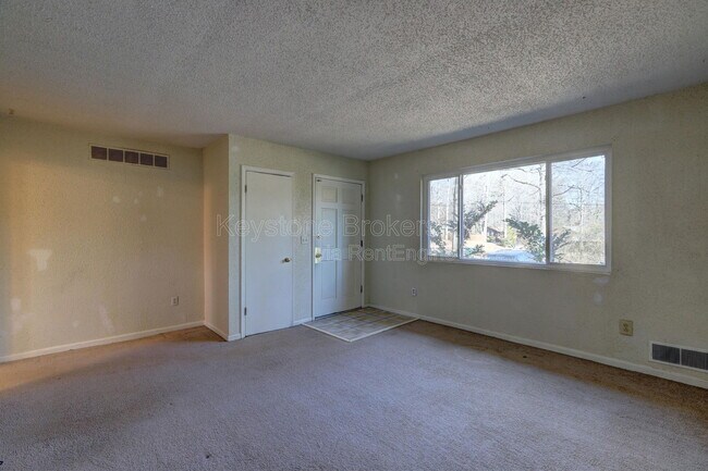 Building Photo - 2223 Davis Rd SW