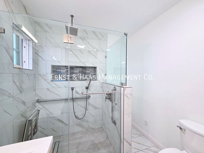 Building Photo - 1084 Walnut Ave