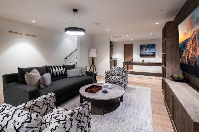 Building Photo - 5 Thistle Way