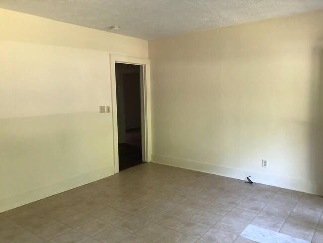 Building Photo - 2 Bedrooms, 1 Bathroom - West Rome House