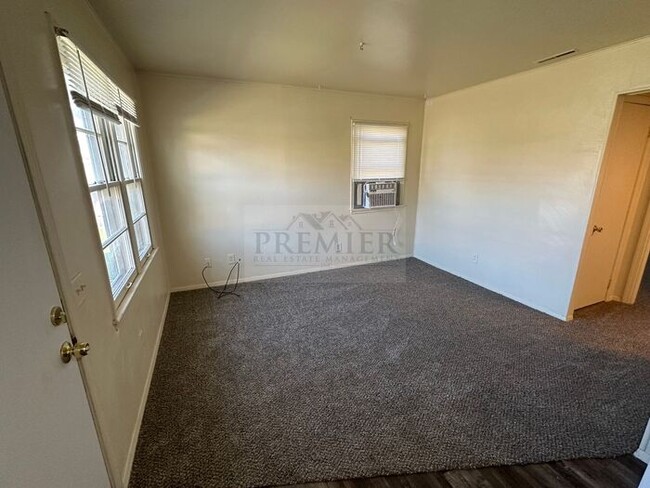 Building Photo - 2 bed / 1 bath -4 plex - close to school -...