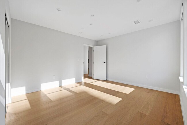 Building Photo - 693 Sutter St