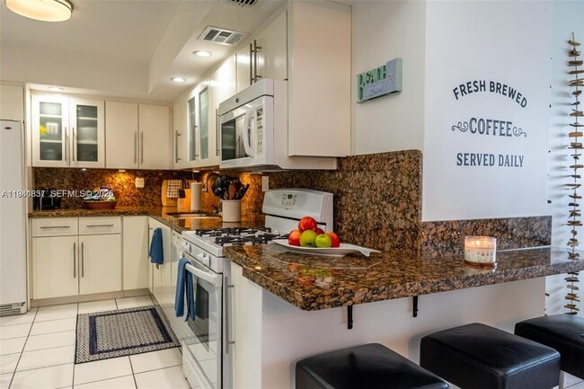 Building Photo - 3140 S Ocean Dr