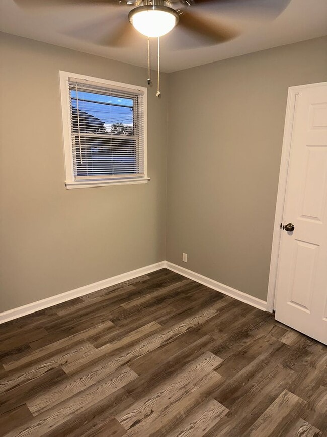 Building Photo - 725 Kent Dr