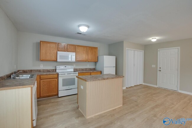 Building Photo - 102 Whitestone Dr NE