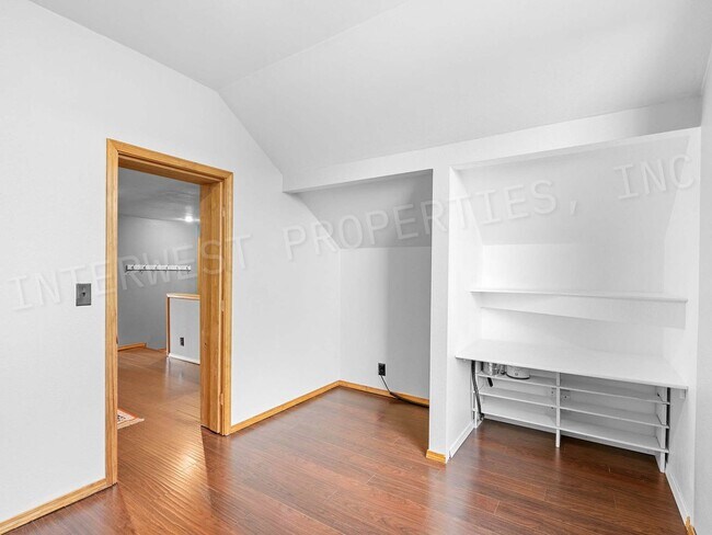 Building Photo - 4+ Bedroom Tigard Home With a Beautiful Vi...