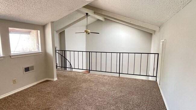 Building Photo - Spacious Townhome in the heart of Irving
