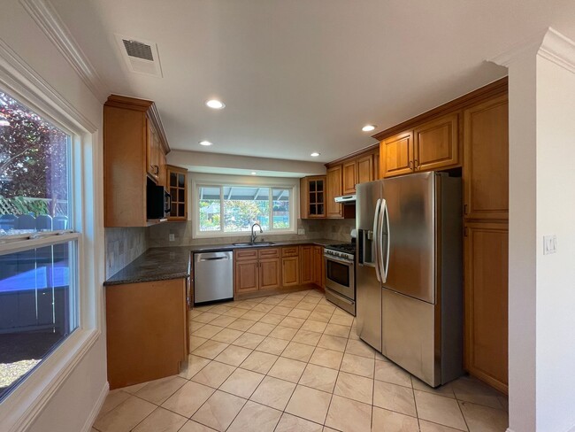 Building Photo - MENLO PARK - Well Maintained Home In Desir...