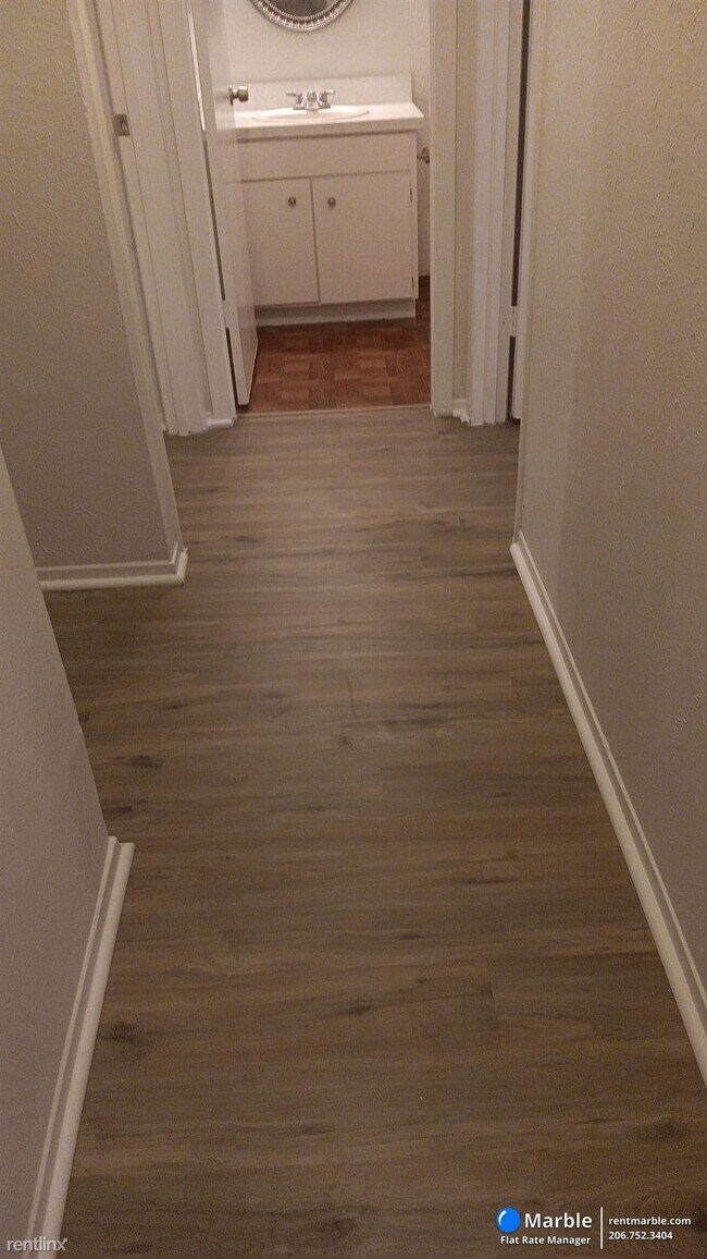 Building Photo - 4 br, 2.5 bath Townhome - 2207 Montclair Dr