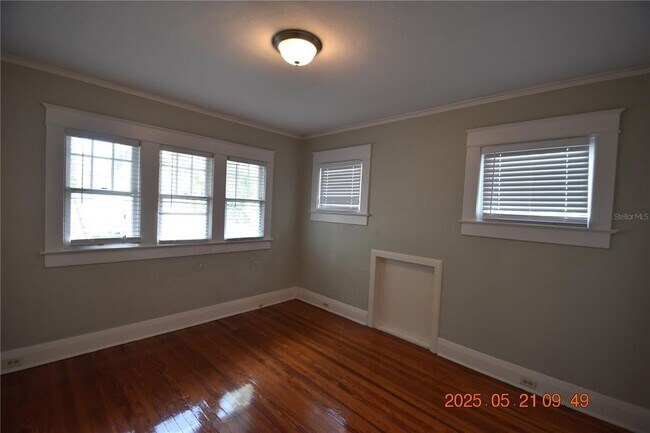 Building Photo - 810 S Packwood Ave