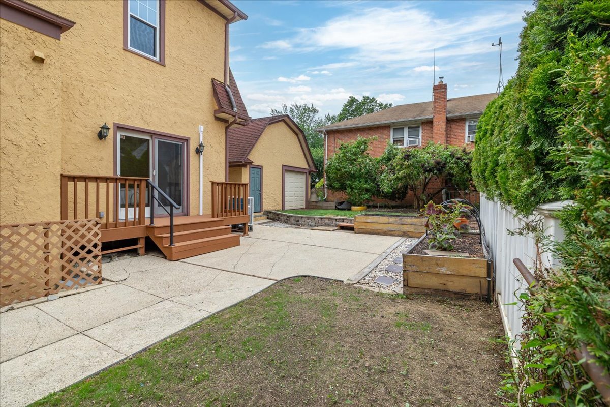 Building Photo - 78 Violet Ave