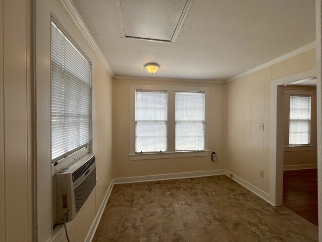 Building Photo - 843 Ingleside Dr