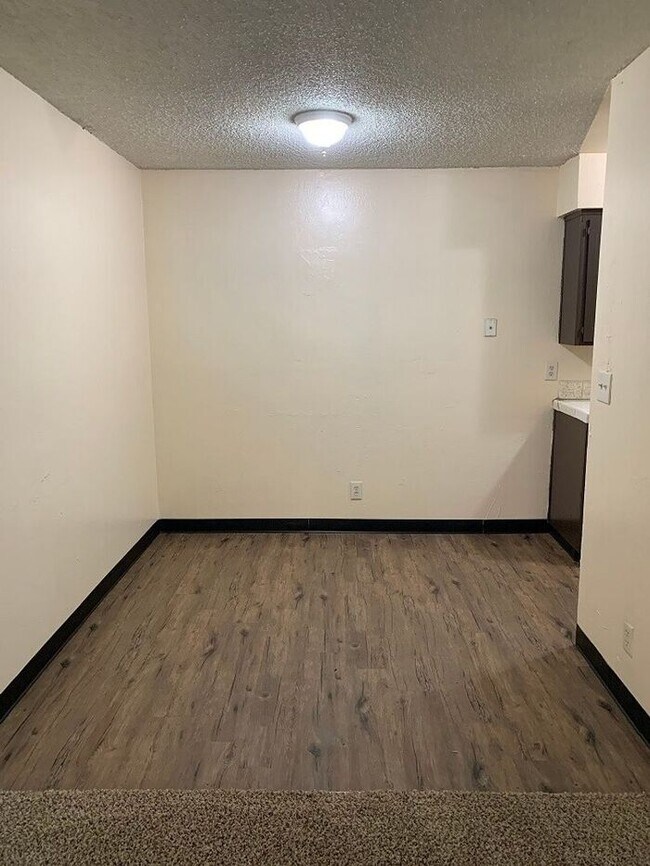 Building Photo - Downstairs unit approaching Downtown Visalia!