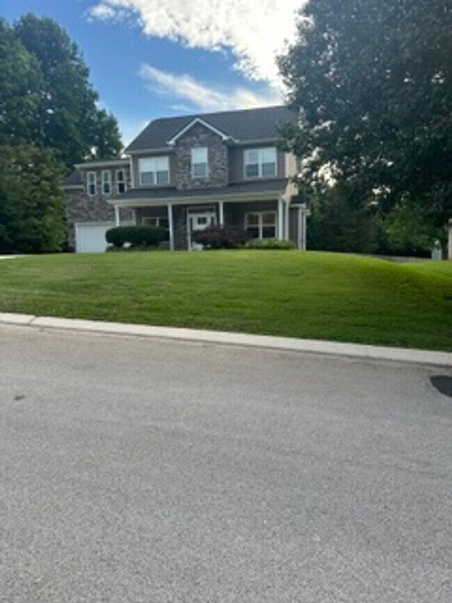 Building Photo - Maryville 37803 - 3 bedroom 2.5 bath home - Call Debra Johnson (865) 591-8281