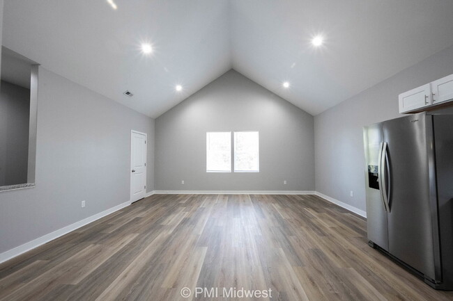 Building Photo - "Charming 3-Bedroom Duplex with 2 Full Bat...