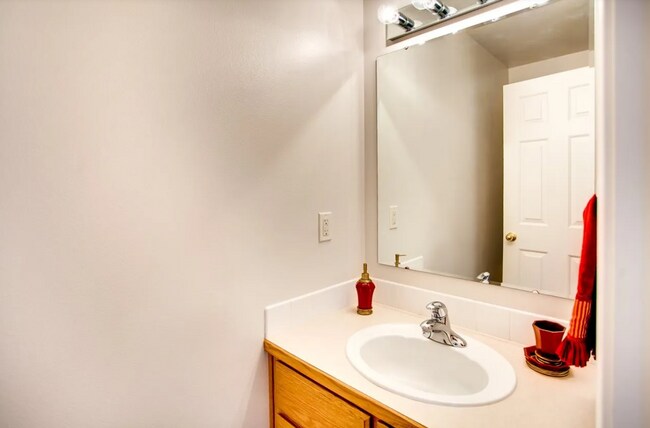 Building Photo - Terrific Home In Amazing Neighborhood!