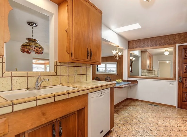 Building Photo - 2609 Fernandez Dr