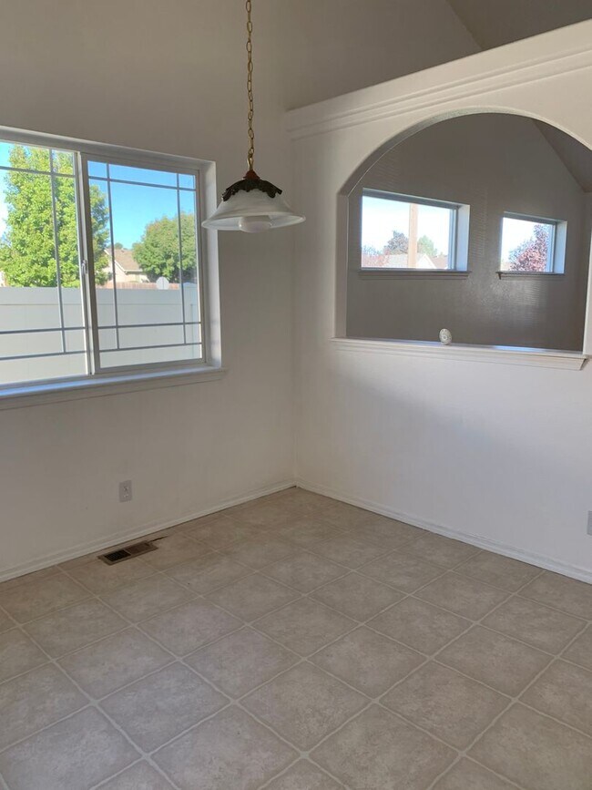 Building Photo - Charming Single-Level Rancher – 2 Bed, 2 Bath