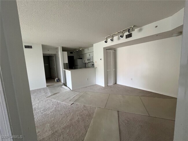 Building Photo - 8950 Colonnades Ct E
