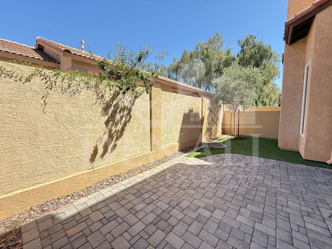 Building Photo - 2073 N Sunset Dr