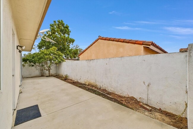 Building Photo - "Rare Single-Story Remodel: Modern 3BR End-Unit in University Park