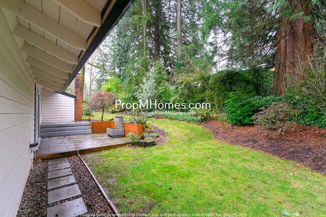 Building Photo - Updated Three Bedroom Gem in Lake Oswego!