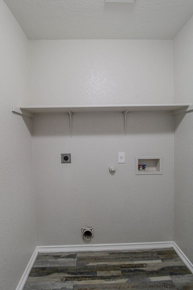 Building Photo - 511 Mathis Mdw