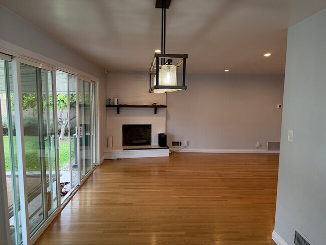 Building Photo - 409 N Park Ave