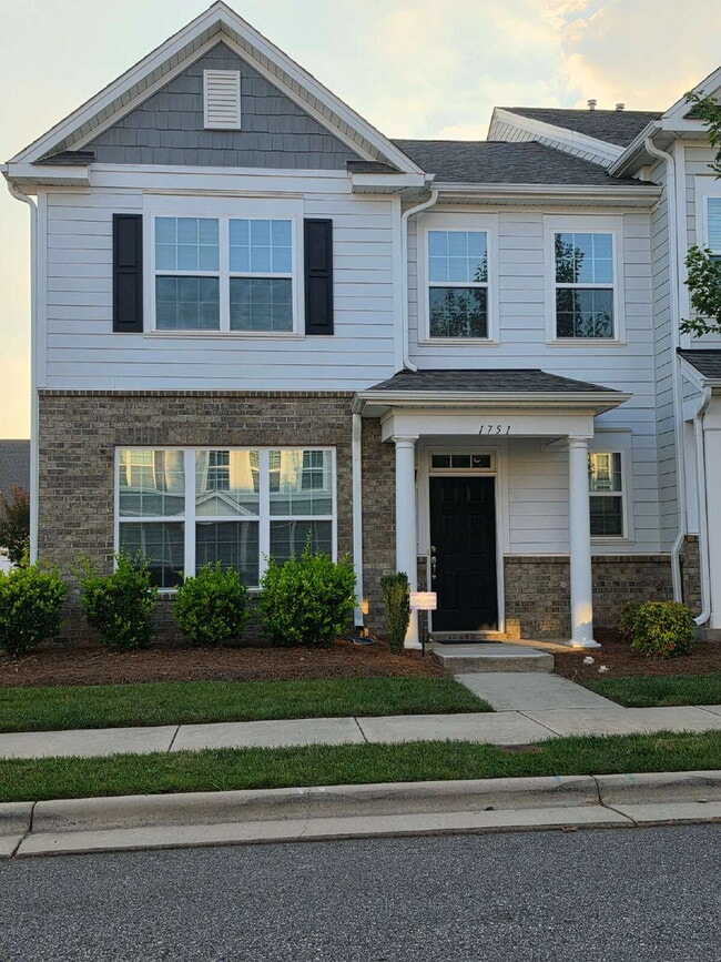 Building Photo - "Charming Kernersville Townhouse: Spacious 3-Bedroom Retreat with 2.5 Baths on Eastfall Street!"