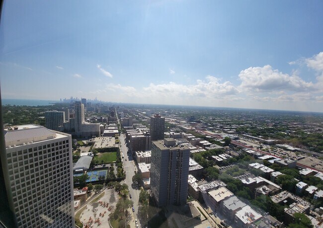 Building Photo - 5415 N Sheridan Rd