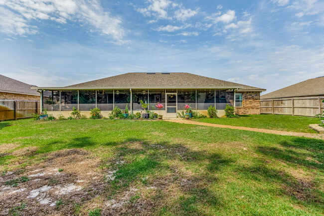 Building Photo - 5 Bed House convenient to Navarre and Hurl...