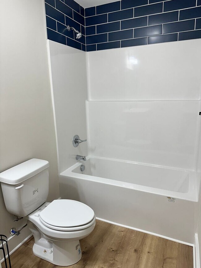 Building Photo - 102 W 15th Ave