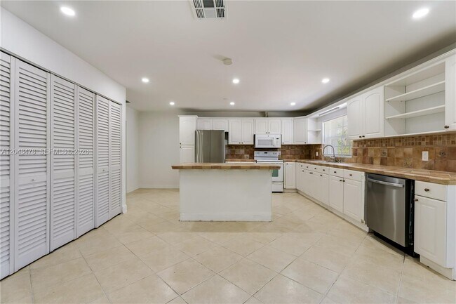 Building Photo - 30323 SW 152nd Pl