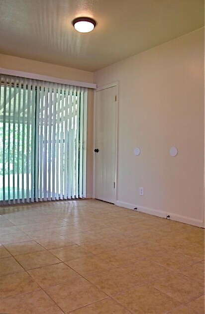 Building Photo - Location & Curb Appeal! 3 Bdr, 2 Full Bath...