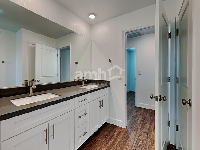 Building Photo - 10044 Spire St