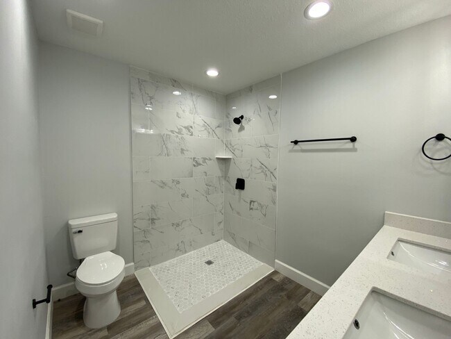 Building Photo - 17207 Waldrun Ave