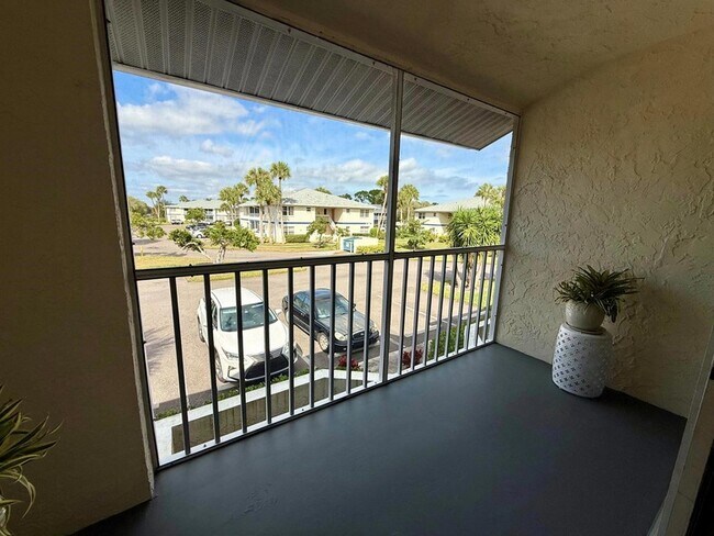 Building Photo - 1520 SE Royal Green Cir